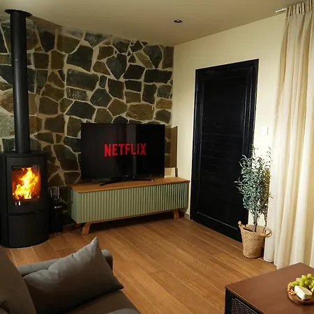 Luxury 5-bedroom Kalopanayiotis بيت للعطل